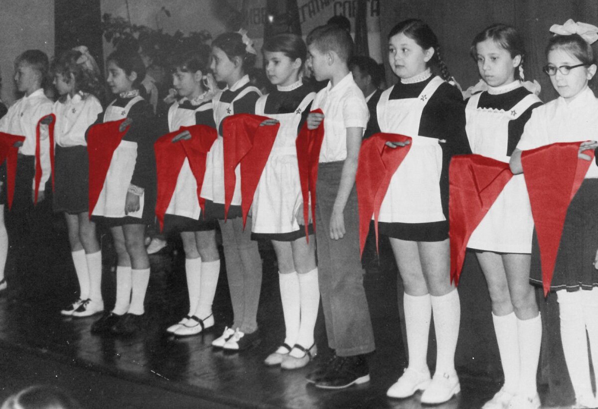 Октябрята пионеры комсомольцы