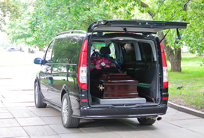 Перевозка гроба с телом усопшего к месту захоронения