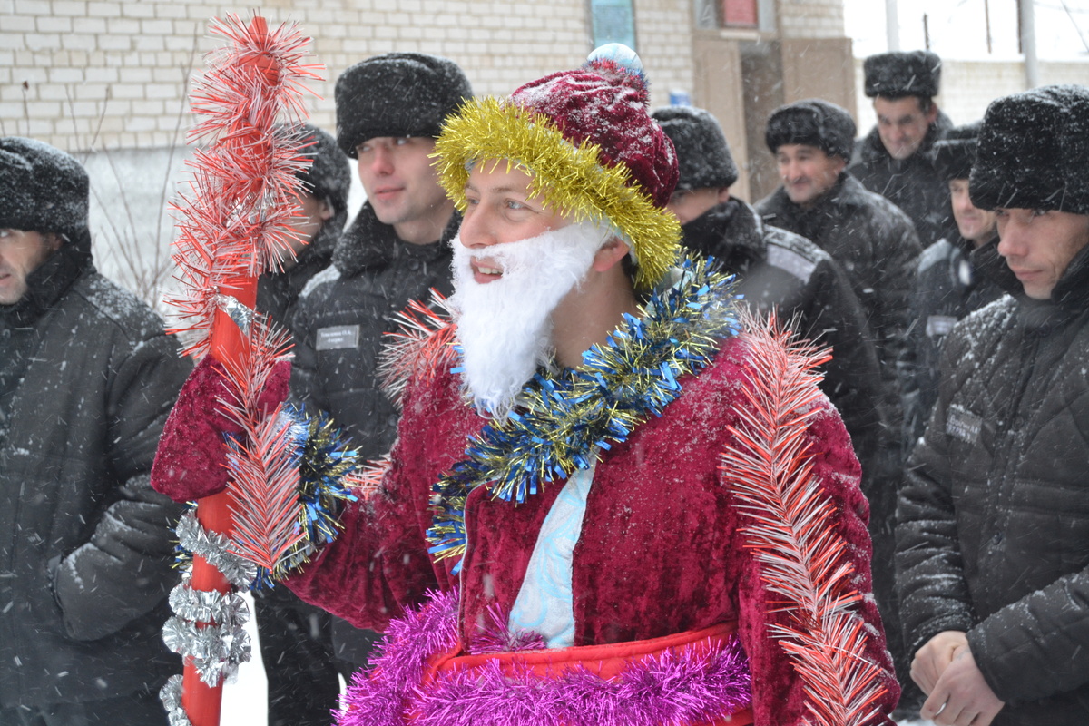 Источник фото: https://radiokp.ru/obschestvo/kvn-konkurs-snegurochek-khokkey-v-valenkakh-kak-rossiyskie-zaklyuchennye-otmetyat-novyy-god_nid7396_au2168au