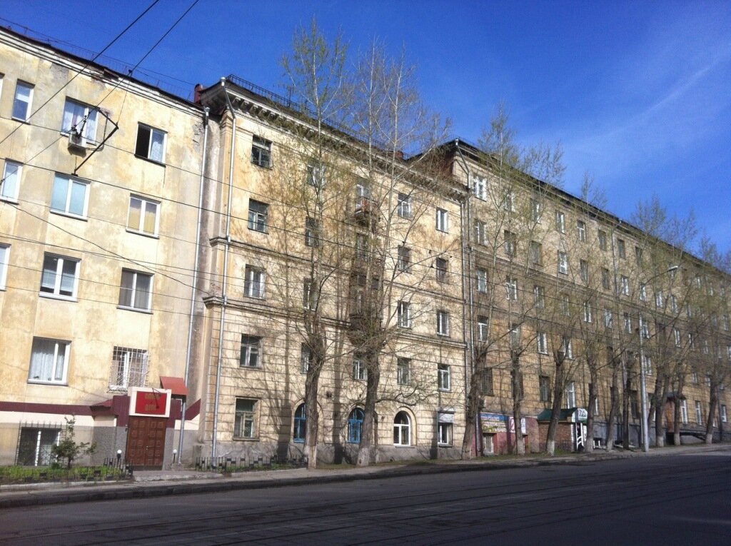 Дома на европейский манер стоят стенка в стенку.

