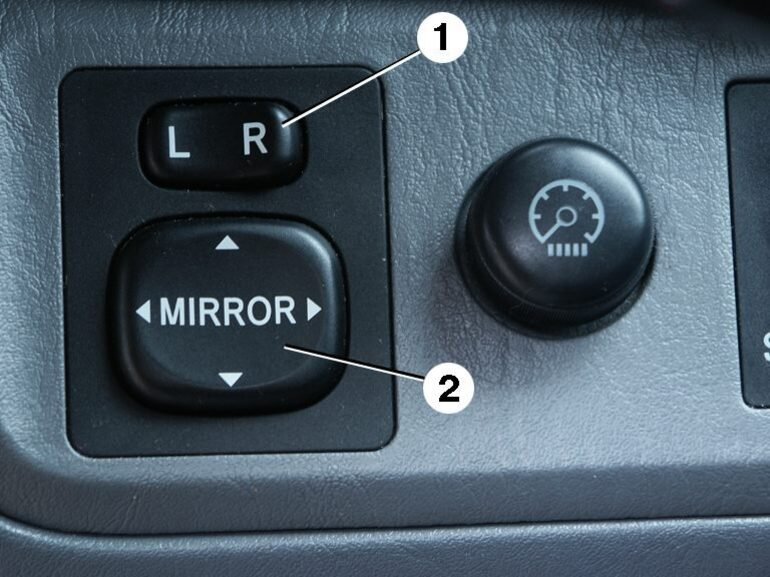 Как включить обогрев боковых зеркал. Кнопка подогрева зеркал на рав 4 2008 года. Toyota rav4 кнопка переключения регулировки зеркал. Кнопки управления зеркалами Тойота. Кнопка регулировки зеркал Тойота рав 4.