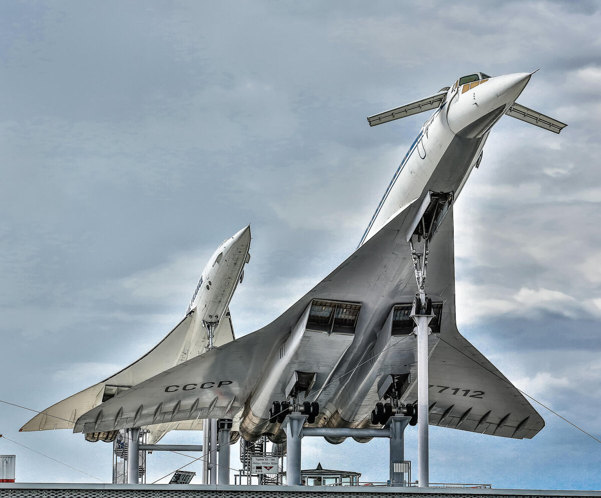 На переднем плане - Ту-144, на заднем - Конкорд.
