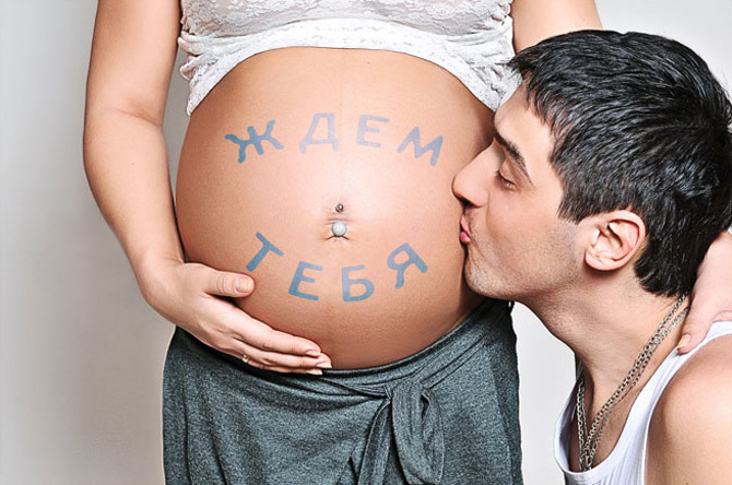Решая, когда рассказывать о беременности семье и друзьям, нужно учитывать несколько вещей.