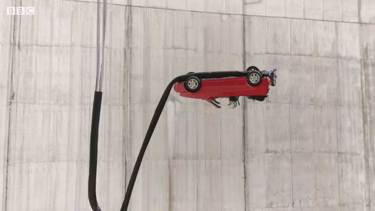 Тарзанка на автомобиле (фото BBC). Листайте здесь есть еще 2 фотографии.