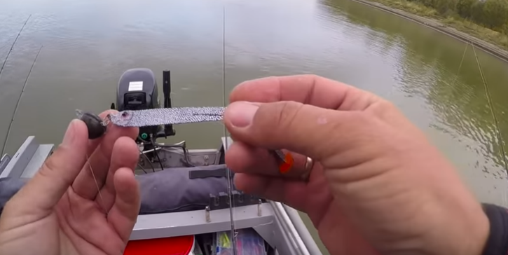 На эту приманку щука отозвалась, даже в самое безклёвое время. Но крючок оказался слабоват...