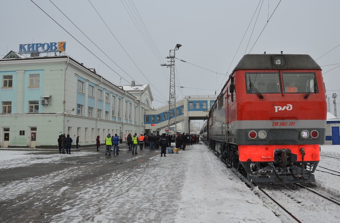 Поезд киров луза прибытие в лузу. Пинюг Киров. Электричка Глазов Киров. Поезд Киров. Электричка Киров.