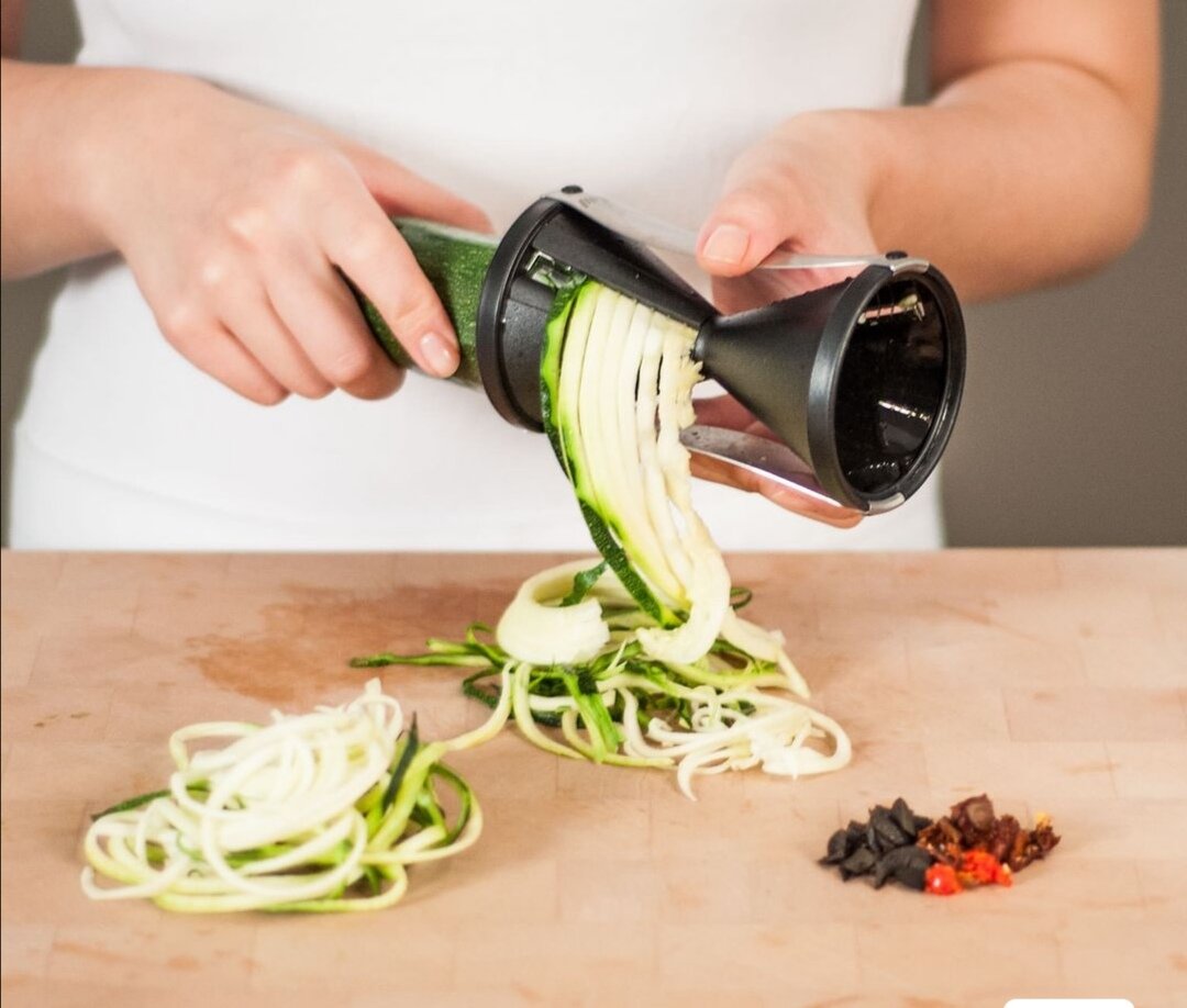 1 перец Чили  - 40 гр Оливки 20гр помидоры - 3 цукини 