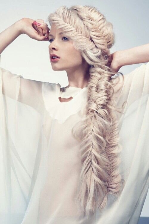 Стилист три часа чешет гриву