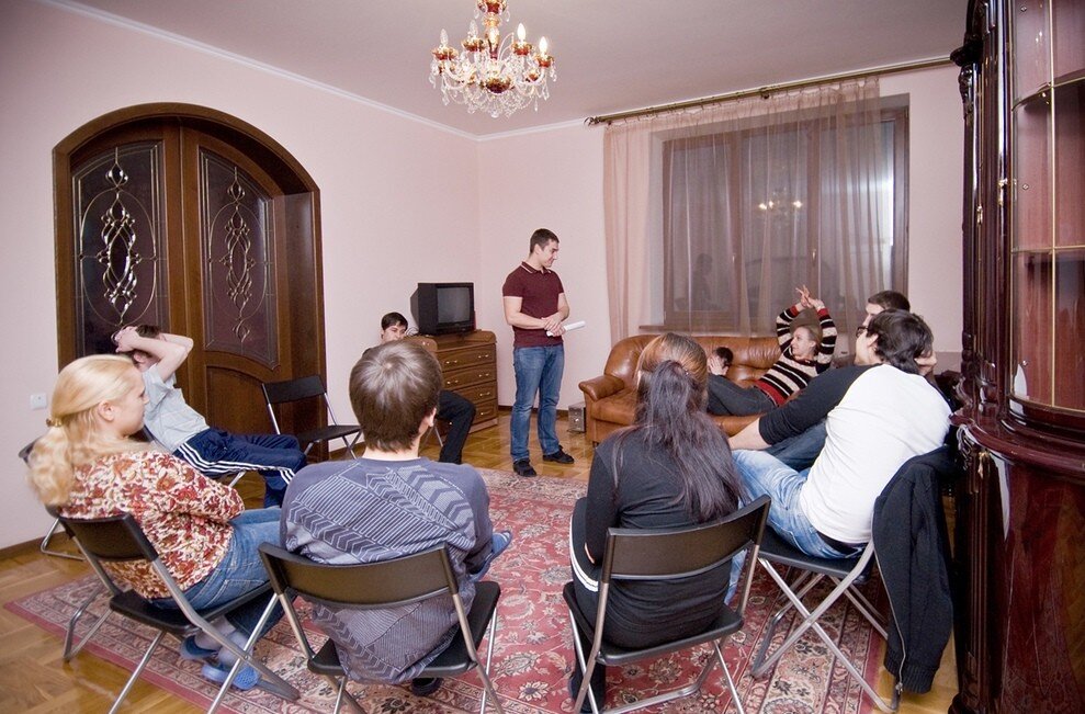 Лечение наркозависимости переходит в следующий этап - психологическую реабилитацию. В ходе работы с психологами или консультантоми выявляются истинные причины, побудившие человека начать употребление наркотиков. Индивидуальный подход позволяет назначить максимально эффективный реабилитационный курс по программе «12 шагов». В ходе работы с квалифицированным персоналом центра пациент восстанавливает навыки общения в здоровом обществе. Преодолеваются психологические защиты, мешающие человеку честно взглянуть на свое употребление и осознать все последствия. Пациент обучается управлению собственными эмоциями, получает знания о специфике болезни и применяет их на практике. В ходе лечения наркозависимости человек постепенно меняет свое отношение к жизни, вырабатывает четкие жизненные ценности, учится расставлять приоритеты и и избавляется от психологической зависимости.