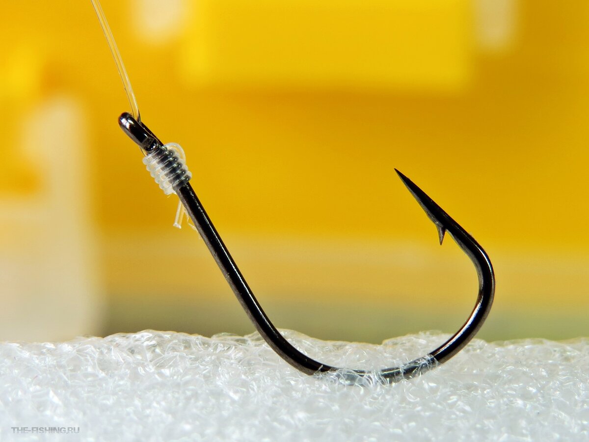 Простой захватный узел на цевье крючка