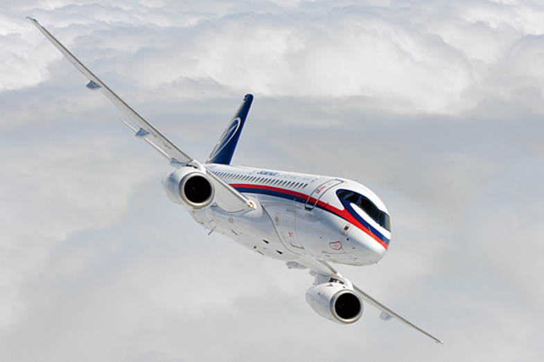 Самолет Суперджет SSJ 100 парит в небе. Красавец! Фото с доступных источников