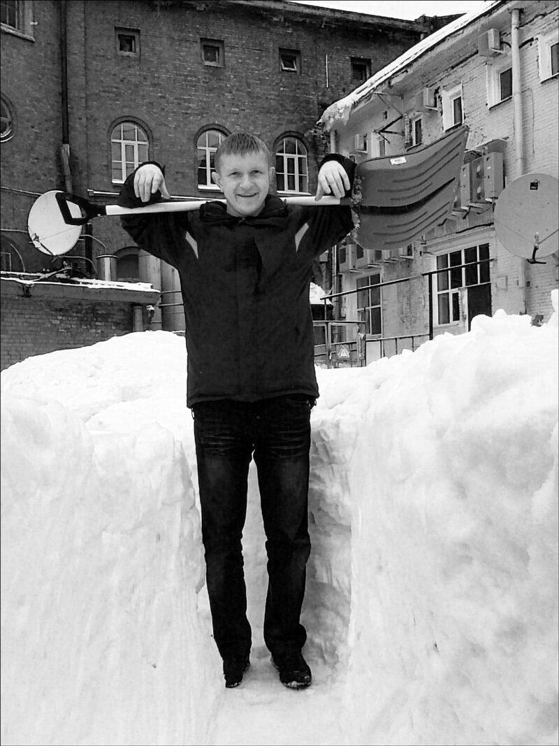 
Роман в 2010 году пробивается в Петербурге к оборудованию на электростанции. Чуть позже мы увидели настоящие дальневосточные снегопады, но этот в памяти остался навсегда.
