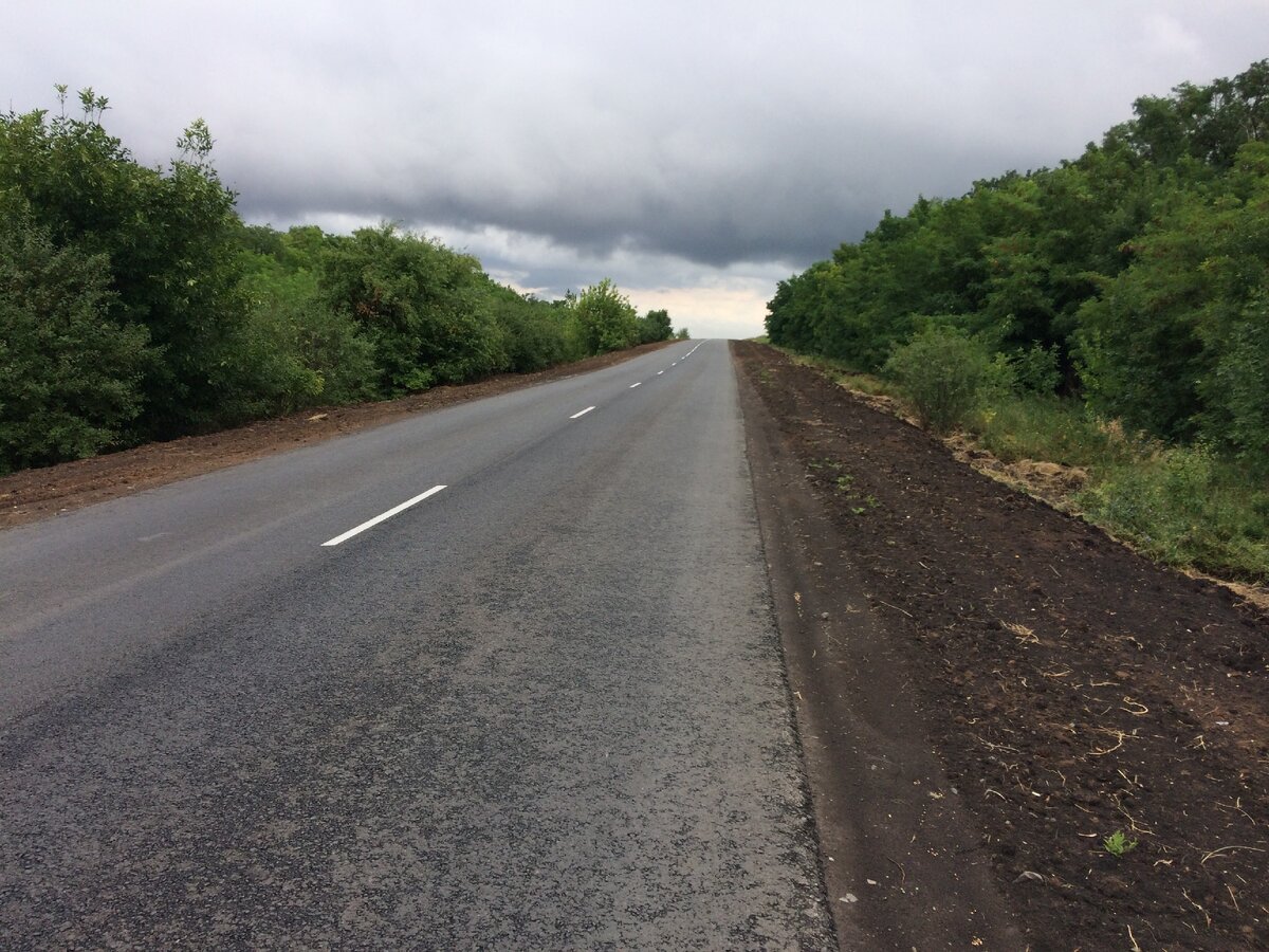 Пошла отличная дорога, асфальт. На горизонте свинцовые тучи надвигаются. За несколько километров до трассы М4. Фото автора