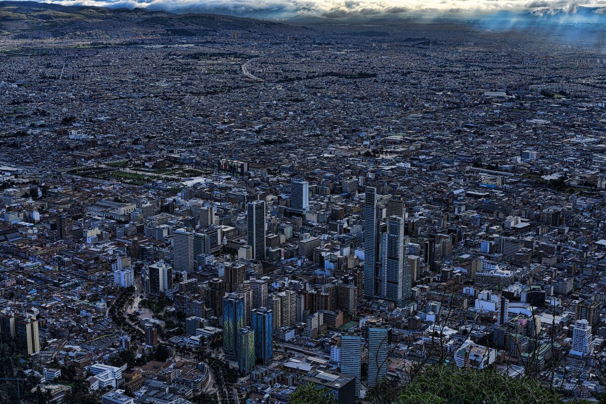 Богота Колумбия. Богота Колумбия фото. Колумбия Богота небоскребы. Разрастание городов. Крупные города колумбии