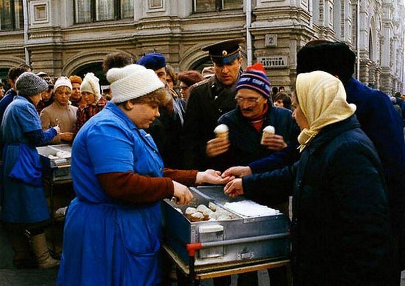 Так и продавали мороженое! Вывозили партиями и оно разлеталось тут же!