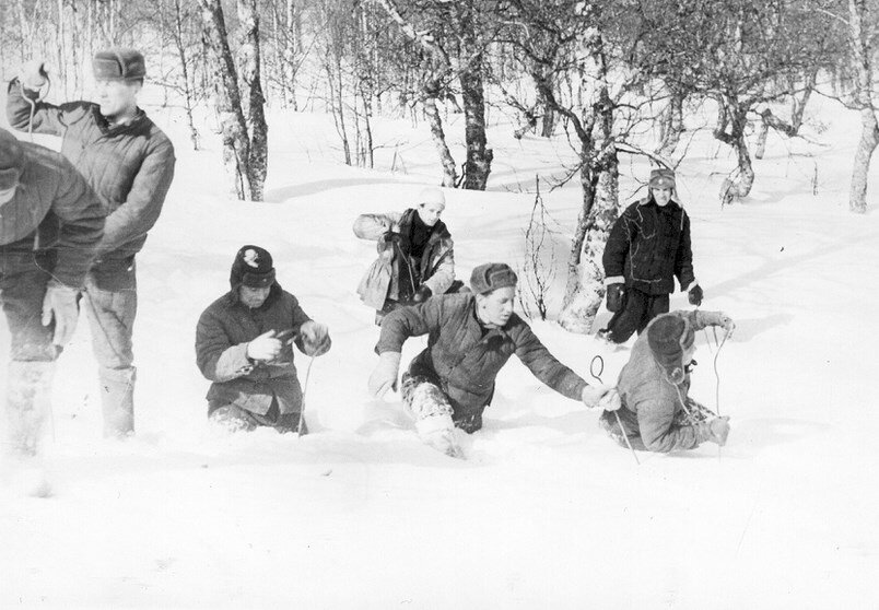 Фото поисковой операции: в глубоком  снегу