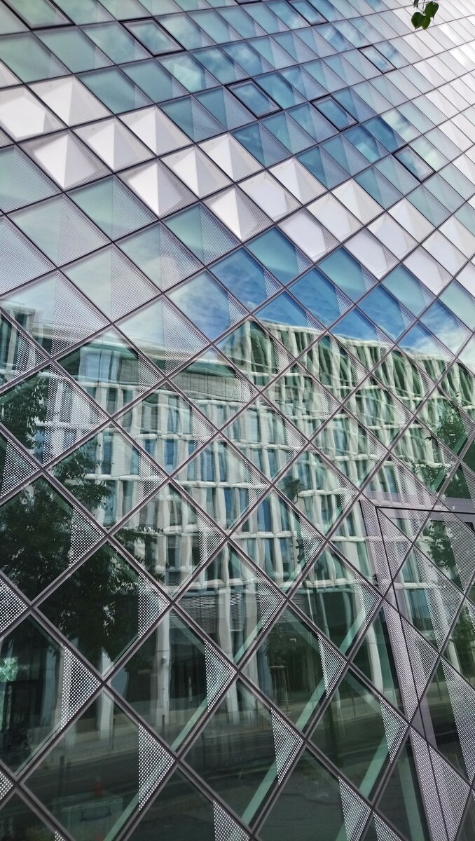 Вид на часть остекленного  фасада здания Футуриума. Фото Александры Макаревич от 2019 года.