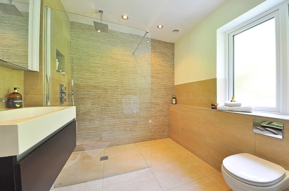 Кафельная плитка в ванной - классика. Но пол с ней получается холодным и скользким, а швы со временем темнеют. 