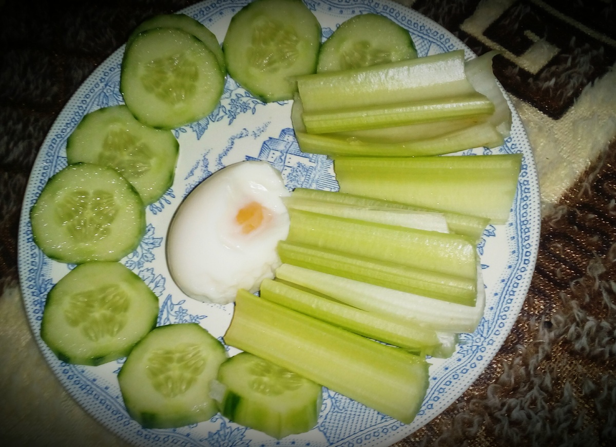 Мяса и рыбы в тот день у меня не было. Зато было яйцо )) в идеале конечно нужно без желтка,но я не заморачивалась. ))