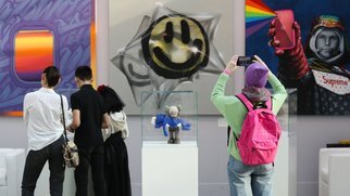 Чужие дети хорошо, а свои важнее. В Воронежской области дети чиновников вне очереди отдохнули на курорте. Вместо детей-инвалидов, которые нуждались в санаторно-курортном лечении, в Ялту отправили своих.
В областной прокуратуре рассказали о том, что сотрудники управления соцзащиты Воробьёвского района Воронежской области забрали себе четыре из девяти путёвок в санаторий. Чиновники даже не стали запрашивать в больницах список нуждающихся в лечении детей. Вместо этого они подделали документы, указав, что родители болеющих ребят отказались от путёвок на море. Позже выяснилось, что пострадавшие отказы не писали. Более того, они даже не подозревали о наличии квот. И это ещё не всё. Во время проверки также установили, что один из сотрудников, дочь которого отдохнула в Ялте, необоснованно оформил своей семье статус малоимущей и получал ежемесячные пособия.

– Региональные власти внимательно ознакомились со случившимся и находятся в контакте с правоохранительными органами, – пояснили в пресс-службе правительства Воронежской области. – Если факты, озвученные прокуратурой относительно управления соцзащиты в Воробьёвском районе, получат подтверждение в ходе следствия и вероятного суда, причастные должностные лица будут уволены и понесут наказание в соответствии с законодательством.Однако у экспертов относительно увольнения и наказания чиновников есть сомнения. Всё дело в похожем случае, где до ответственности причастных лиц дело не дошло. В 2018 году дочь мэра города Клинцы Олега Шкуратова отдохнула в Анталии за счёт благотворительного фонда. Фонд убитого в Турции российского дипломата Андрея Карлова тогда организовал поездку для 50 детей с тяжёлыми заболеваниями и ребят из малообеспеченных семей. Однако в реальности на отдых отправились дети чиновников, депутатов и сотрудников правоохранительных органов. Одна из 50 путёвок досталась дочке градоначальника. Потом, после того как поднялся общественный резонанс, он возместил из своей зарплаты расходы на поездку детей в Турцию в размере 450 тысяч рублей. И нельзя сказать, что обеднел при официальной зарплате в 67 миллионов рублей в месяц.

Несмотря на громкие намерения разобраться и наказать виновных, как сидел Олег Шкуратов в кресле главы города Клинцы, так и сидит. Вот и с воронежцами может история повториться. Причём как в первом случае, так и во втором обвинили СМИ.  Мол, "акулы пера" и "кашалоты диктофонов" критикуют высокопоставленных родителей, что неприятно их отдохнувшим чадам. Дети тут, действительно, ни при чём. Они не виноваты, что их включили в список отдыхающих. Но, если и есть виновные в этой ситуации, то это не журналисты, а чиновники, которые случайно перепутали свой кошелёк со средствами благотворительного фонда в первом случае и деньгами муниципального бюджета во втором.Чиновник – не привилегия, а работа, служба. Но этого многие из тех, кто находится на муниципальных, региональных и федеральных должностях, почему-то не понимают. Не понимают – надо объяснить. В случае с управлением соцзащиты Воробьёвского района Воронежской области это вообще подделка документов. По сути, уголовная статья. Максимальное наказание предусматривает до 2 лет лишения свободы. Специалисты надеются, что прокуратура Воронежской области не последует примеру своих брянских коллег, а по-настоящему разберётся в ситуации. Что, конечно же, не меняет того факта, что дети, которые действительно нуждаются в санаторно-курортном лечении, его не получили. Исключительно на том основании, что они – не дети чиновников.