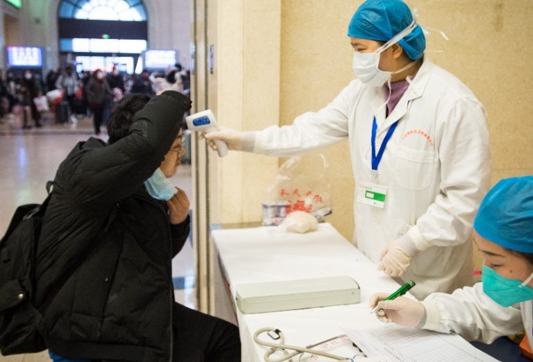 Что делать чтобы не заболеть короновирусомМедицинские работники и биологи дали советы, которые помогут снизить риск подхватить заболевание:Соблюдение простейших санитарных правил: чаще мыть руки, особенно после посещения общественных мест. Желательно обрабатывать руки дезинфицирующим средством после касания ручек дверей, тележек магазина, кнопок лифта и т.д.По возможности не касаться лица грязными руками. Инфекция может попасть через глаза, нос, ротовую полостьИспользовать защитные медицинские маски и менять их с постоянной периодичностью. Желательно их использовать при посещения людных мест.Постараться ограничится от рукопожатий и дружеских поцелуевСоблюдать дистанцию от людей, у которых замечен кашельПосле посещения улицы рекомендуют полоскать горло и промывать носПри обнаружении признаков заболевания незамедлительно обратится к врачу за помощью, на заниматься самолечением. Это может привести к серьезным осложнениям.Если после посещения Китая у Вас возникли подозрение на заболевание, сообщите о этом участковому врачуОграничить поездки в страны, где распространяется короновирусВ питании придерживаться больше термически обработанных продуктов, пищиОграничить походы на массовые мероприятия, а также места, где содержаться животные: цирки, зоопарки, выставкиЧаще проветривать помещения и делать влажную уборку