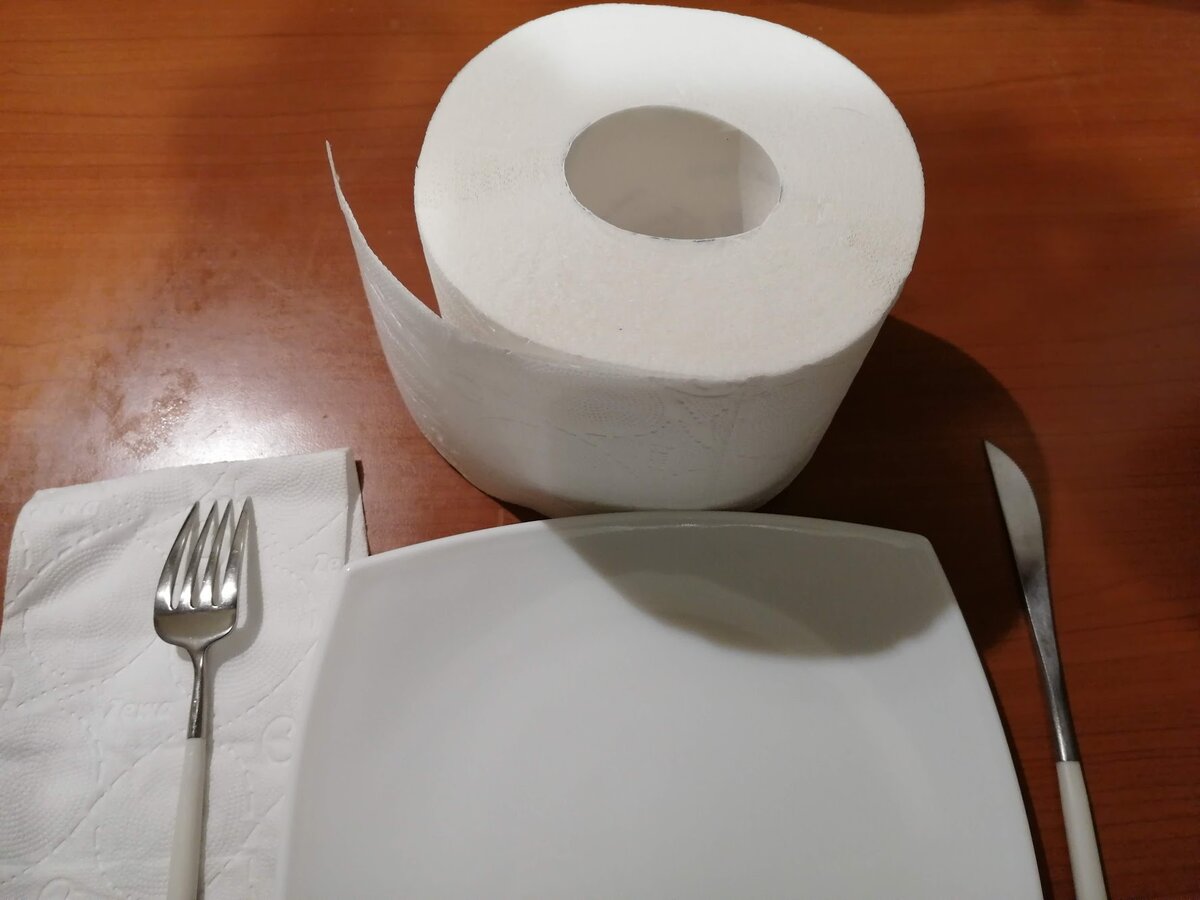 Почему нельзя вытирать бумагой. Туалетная бумага вместо салфеток. Туалетная бумага на столе. Использованная туалетная бумага. Лайфхак для туалетной бумаги.