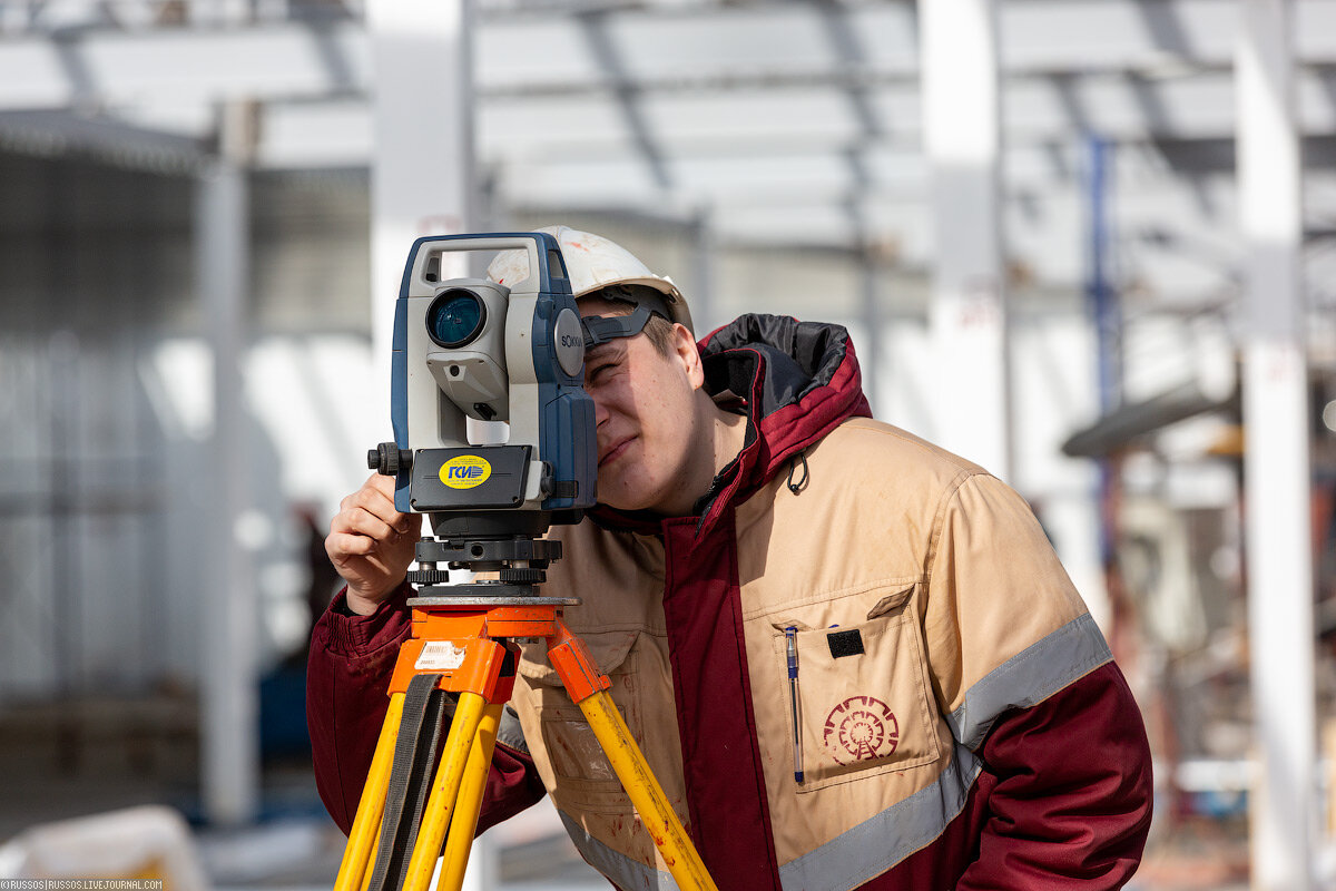 1. На стройке задействованы все строительные организации Москвы и подмосковья. Всем выдали определенный фронт работ — участки. 

