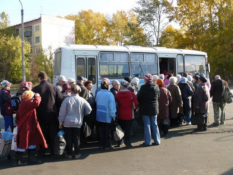 Очередь на дачный автобус, правда, в Липецке /gorodlip.ru