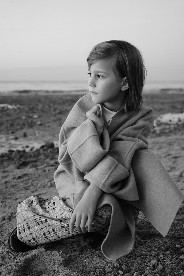 я стала другой… Несколько дней назад моя дочь попросила меня устроить «день ДА», я сначала отмахивалась, признаюсь мне было страшно. Что значит целый день отвечать на любую просьбу «Да»? Кто знает, что там варится в этой маленькой светлой головке. Согласилась… и была крайне удивлена. Сначала случилось то, чего опасалась, надо было поехать купить слаймы. Много. Разных. Которых и так уже немерено и, на мой взгляд, своеобразная коллекция. А вот дальше, было превосходное совместное время препровождение.
«День Да» - это про принятие любви ребёнка.
Был солнечный и тёплый день: мы позагорали, поиграли в единорогов, попили чай, в прятки, бегали по дому, снося мебель, был покусаны нашей собакой и поцарапаны нашим котом. Ева больше ничего не попросила, на что требовалось сказать «Да», она просто предлагала мне и соглашалась с тем, что предлагала я.
Единственное, на что ответила «Да» и ЗАДУМАЛАСЬ - был вопрос: «мама, принести тебе чаю?». Обычно, Ева не предлагает, что-то для меня сделать, или я не обращала на это внимания? Всё происходило просто - я ничего не требую от неё для себя, а больше даю ей. Когда-то мои родные сказали мне, что я очень сильная и самостоятельная, что трудно подумать, что мне нужна помощь, но это было далеко в прошлом, с тех пор я изменилась, я стала говорить о том, что мне нужно, и просить помощи близких, но «день Да» перевернул моё представление, я смогла понять, что не обращала внимания на то, что хочет сделать моя дочь для меня. Сама. Добровольно. По велению её доброго сердечка. Просто так. От всей её огромной души.
Принимайте любовь детей, почувствует эту тонкую грань их добровольности. И что-то изменится, навсегда. Мы не первый раз играли, но что-то внутри меня отпустило меня.
Вчера была Евина и моя фотосессия – общая, но для каждой из нас своя. Не первая в нашей жизни, но первая в которой я смотрела на свою дочь по другому, как на маленького человечка, готового поддержать меня взрослого человека. Трепетную в в доброте и истинности открытого сердечка, готовую просто так дать мне то, чего так сразу же несказанно хочется.
… я научилась принимать любовь дочери