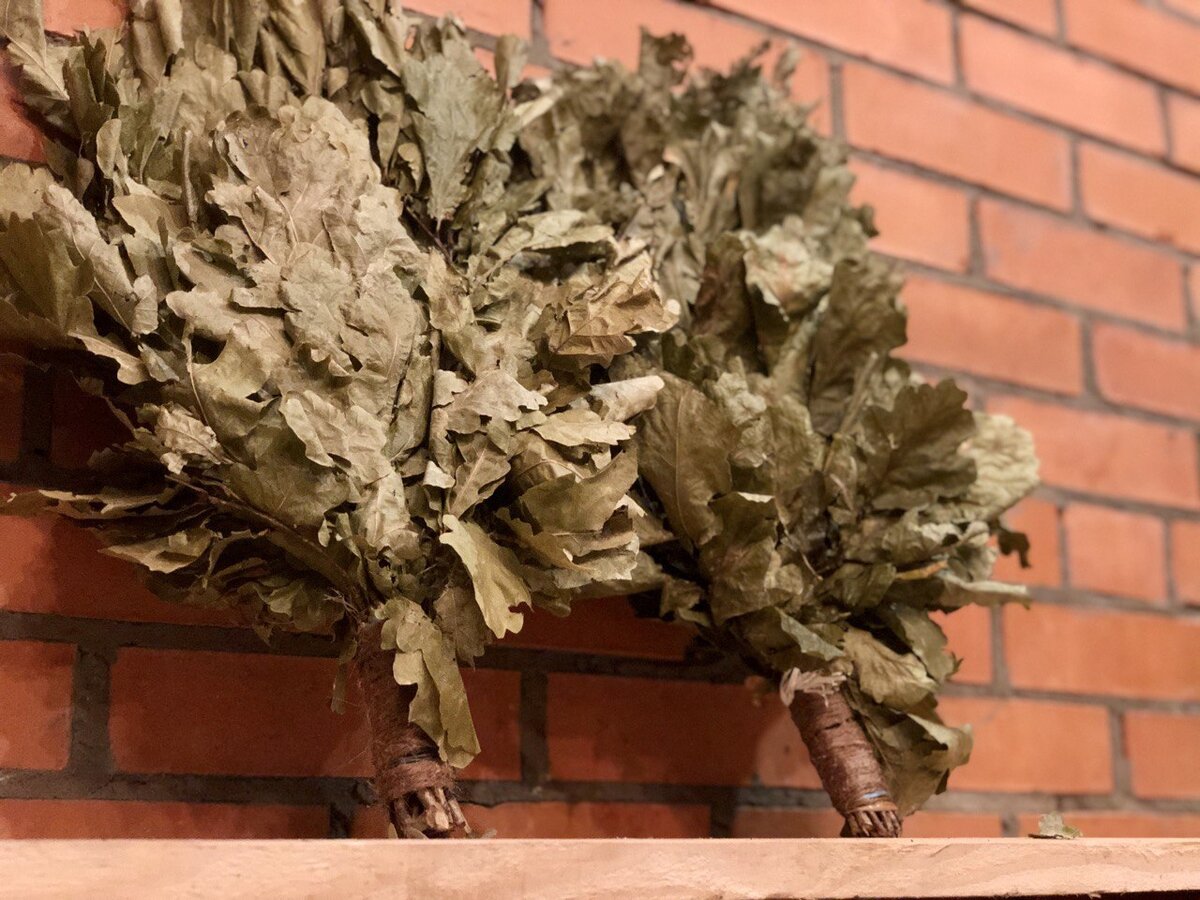 Целебные свойства бани
Физическое оздоровление. Баня- это тренировка сосудов, топка жировых отложений, ускорение метаболизма и кровообращения, тепловой стресс - как профилактика простудных заболеваний, общее укрепление иммунитета и омоложение.
Но кроме очевидного физического воздействия баня - мощная психотерапевтическая техника. Парение с банщиком в неэкстремальных условиях правильно подобранной температуры и влажности, контрастное обливание после и отдых на сеновале или на воздухе в завершение - это обнуление и перезагрузка. Хорошая баня снимает любой психологический стресс, восстанавливает связь между нашим неугомонным разумом и телом, возвращает чувствительность к телу. В этом значение бани не всеми оценено в полной мере. Я уверен, что с ростом и популяризацией идей о психосоматике, все больше будет расти и значение нашей русской бани как метода психосоматической работы.
 
 
Основные правила бани
Не употреблять алкоголь ни до, ни после бани. Употребление алкоголя даже после сведет на нет весь оздоравливающий эффект.  
 
Перед баней не надо наедаться, но и натощак в баню идти не стоит. Лучше всего легко перекусить (исключить мясо и мучное) за час-полтора до парения. После бани также не стоит набрасываться на еду. Лучшая закуска после - фрукты, особенно цитрусовые, идеально - грейпфрут.
 
В парилке желательно защитить волосы войлочной шапкой.
 
Эфирные масла теряют лечебные свойства при температуре выше 50 градусов, поэтому их применение в бане в чистом виде ни брызганьем на стены, ни тем паче на камни не показано мыслящим любителям бани. Идеальным вариантом ароматизации парной являются пучки пахучих трав и подача на камни травяных настоев.
 
Контрастные процедуры рекомендуется проводить вместе с головой. Особенно это касается девушек, боящихся окунаться с головой. Бойтесь теперь не окунаться:), сие вредно.
 
Париться лучше лежа, а не сидя. Вертикальное положение обуславливает перепады температуры, воздействующей на ноги и голову, что не полезно.
 
 
Температура и влажность в парилке
В вопросе какая должна быть температура в парной существует множество точек зрения, сложившихся исторически на той или иной территории. Финская сауна приемлет высокую, свыше 100 °C температуру и низкую влажность (5-15%). Турецкий хамам - другая крайность: влажность 85-100% и температура около 45-60°C. Русская парная занимает в этом вопросе среднюю позицию: температура 65-90°C и влажность 55-90%. Кроме этих известных видов парных, я бы добавил, «советскую школу» парения. Уж не знаю почему, может в погоне за финской традицией, может из стремления увеличить долговечность отделки парной (влажная среда явно агрессивнее), может из нашей национальной удали, температура в общественных банях по всему бывшему СССР приветствуется просто адская, 120 и выше градусов. Париться с веником при ней - рисковать получить ожог. Все это больше похоже на профессиональный спорт как на соревнование ближе к границе выживания, чем на оздоровление и удовольствие. Однако, к такой развесовке температуры с влажностью привыкло уже не одно поколение, а привычка  - вторая натура.  
 
 
 
 
Спиртное в бане
Алкоголь и баня несовместимы. К сожалению, но категорично: ни до, ни после. Во-первых, это абсолютно точно вредно. Подтверждающих текстов в сети немеряно, повторяться не будем. Во-вторых, а для меня это еще важнее, алкоголь совершенно точно снижает чувствительность. А это чревато к потере того удовольствия из-за которого я туда хожу.
Что касается алкоголя после бани, то в этом вопросе обычной отмазкой служит поговорка от Суворова «Портки последние продай, а после бани выпей». Авторство поговорки не бесспорно. Банный контекст у нас явно не походно-полевой. Но отсылка к авторитетному мнению помогает справиться с абсолютным ЗОЖ.
 
 
Сочетание бани с другими оздоровительными процедурами
Банная практика идеально сочетается с любыми массажами. Массаж возможен как до, так и после. Массжа до лучше проводить расслабляющий, а это после имеет смысл догрузить массаж кремами и масками, поскольку кожа после парений начинает активно впитывать все, что вы ей в этот момент предложите.
Скрабы также хорошо совмещать с парилкой. В бане отшелушившееся омертвевший верхний слой, открываются поры, когда становится мягкой и впитывающей. Поэтому после каждого захода в парную следует смывать с себя пот и особенно важно сделать это до скрабов, масок, обертываний и прочих процедур.
 
 
Показания и противопоказания
Баня показана всем, кто может до нее дойти или в крайнем случае доползти:) Баня настолько универсальное средство профилактики и оздоровления, что мягкое парение, без экстремальных сталеварских практик, показано даже в болезненных состояниях, исключая острые периоды, особенно повышенную температуру. Из противопоказаний можно назвать онкологию, сердечно-сосудистые заболевания.
 
Как часто рекомендуется ходить в баню
Оптимальная регулярность для новичков любителей - 1 раз в неделю. Активные парильщики с крепким здоровьем могут посещать баню 3-4 раза в неделю. В этом случае время нахождения непосредственно в парной следует немного укоротить.
 
Веники для бани, как запаривать
Веников для бани существует великое множество. Самые ходовые - дубовые. Именно ими парят профессиональные банщики. Березовый веник имеет «прилипчивый лист», им делают припарки и растирания. Крошен этих двух традиционных в бане используют липовые, смородиновые, рябиновые, пихтовые, можжевельниковые. Экзотическим может показаться парение веником из пихты или можжевельника. Кожу после такого парения пощипывает от уколов иголочек, что создает дополнительный тонус. Парение веником из крапивы, собранной в правильный сезон также подарит неповторимые ощущения экстремального покалывания. Это парение редкое, обладает исключительно оздоравливающим эффектом. Особо выделю рябиновый веник. Его запах не похож ни на какой другой. Встречал его крайне редко, но всем крайне рекомендую.
 
Заваривать веники нужно в холодной воде 10-15 минут, после чего можно чуть подержать их в теплой воде или же над паром каменки.
Идеальный веник, когда он уже влажный, но еще сохраняет лиственное шуршание.
 
 
Ребенок в парилке
В баню вместе с детьми ходить можно и нужно! Только здесь есть свои требования, которые нужно соблюдать.
Перед парилкой малыша нужно подготовить. Значительный перепад температур — это основное, к чему он должен быть готов. Хорошим способом адаптации является купание в воде с различающейся температурой.
Если малыш спокойно относится к ополаскиваниям чуть теплой водой, не капризничает, не плачет, не дрожит — значит, он вполне уже подготовлен к знакомству с баней.
Первое посещение парного отделения должно составлять не более 1-2 мин для малыша в возрасте от 7 месяцев до года. В каждое последующее посещение бани можно постепенно увеличивать время пребывания ребенка в парной, доведя его впоследствии до 3-5 мин. Затягивать процедуру дольше 5 мин не рекомендуется вплоть до 3-4-х лет.
 
Баня и беременность
Баня в беременность не противопоказана, но в этот период стоит быть более внимательнее к своим ощущениям. Начинать хождение в баню в беременность тем, кто до нее регулярно этого не делал, не стоит. Обычный уровень выдержки жара стоит чуть снизить. Чуть сократить и время пребывания и место нахождения в парной (устраиваться на полках пониже).
 
 