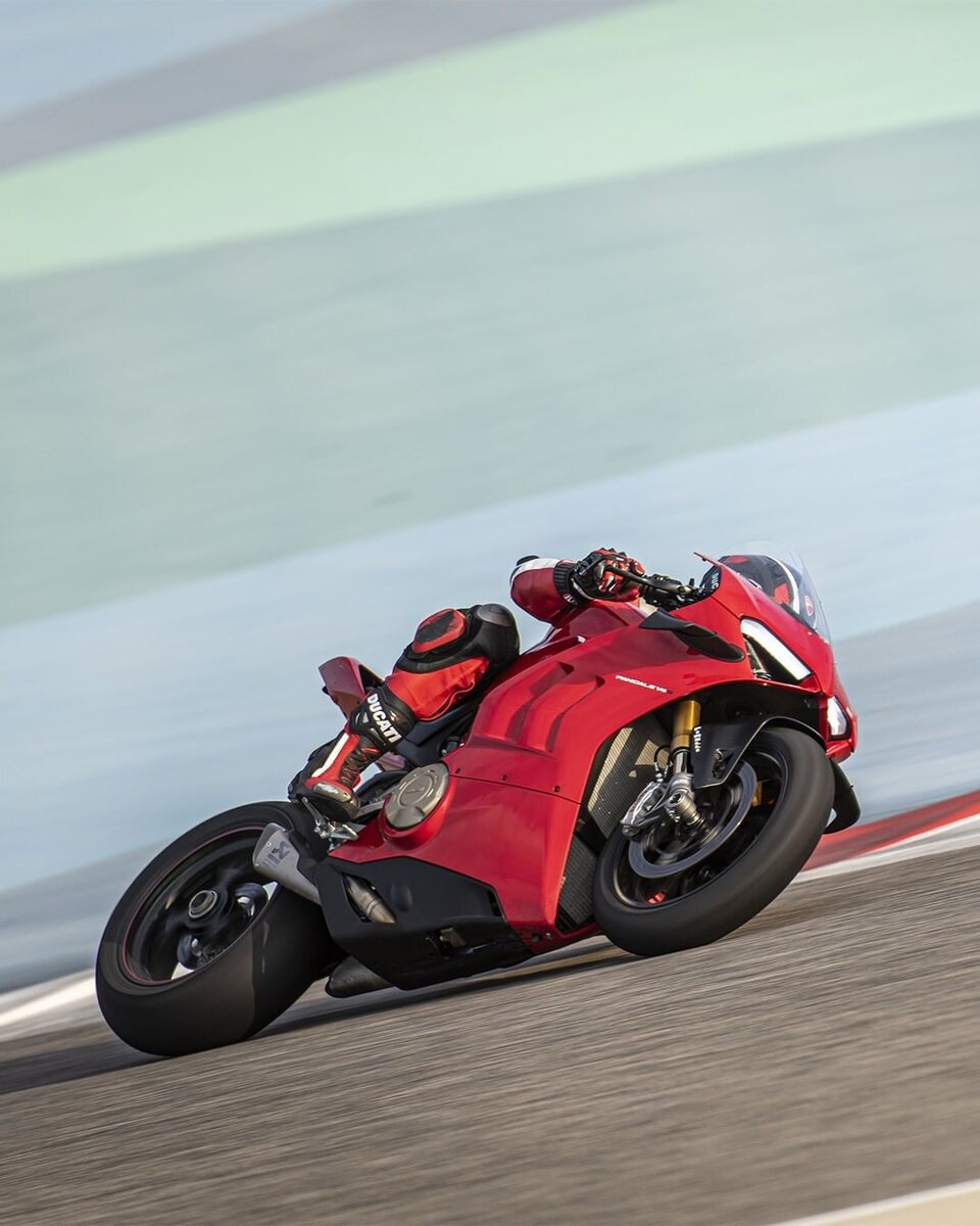 Ducati Panigale V4 2020 на гоночной трассе