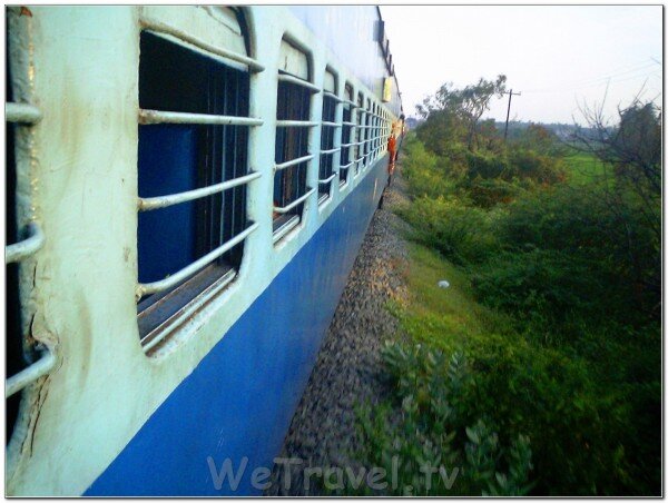 Мы встали в семь утра и поняли, что автобусов не предвидится. Вопрос решился сам собой. Мы поехали на поезде.Все равно скажу об автобусах. Вдруг кто-то решится прибегнуть к их помощи.