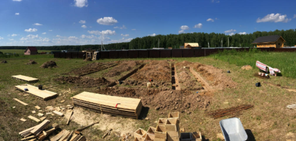 Дом "Лада" / Выборка грунта под будущий фундамент.