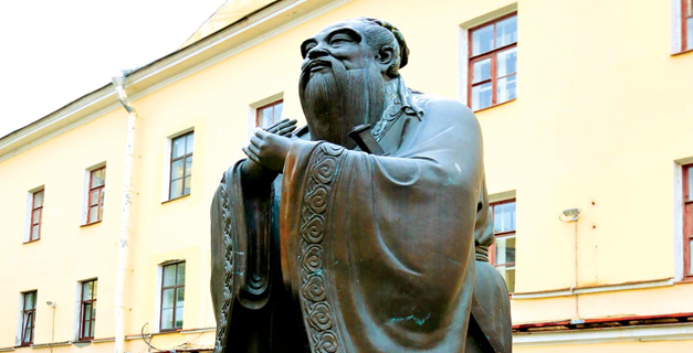 Памятник Конфуцию в Санкт-Петербурге. Менее чем через два года, 25 сентября 2009 года, памятник Конфуцию - на этот раз в полный рост - открылся также во дворе Российского государственного университета имени А. И. Герцена (набережная реки Мойки, у корпуса 20). Это был дар главного университета КНР Петербургу. Место для монумента выбрано очень подходящее: по соседству находится китайский культурный центр, в самом университете учатся сотни китайцев, а в ближайшем корпусе расположилась столовая с китайской национальной кухней. Фото взято из открытых источников Яндекс.

