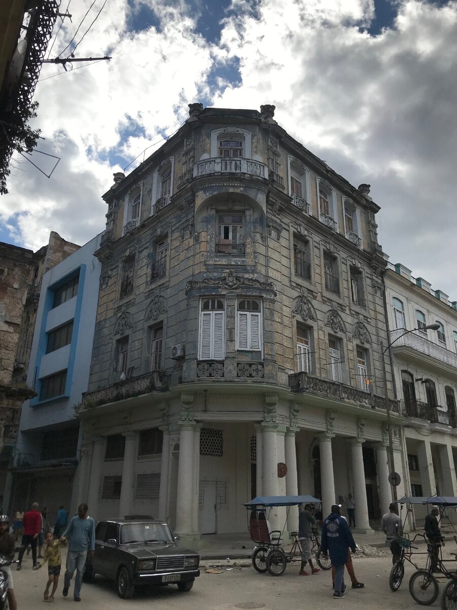 ТАК ВЫГЛЯДЯТ ОБЫЧНЫЕ ЖИЛЫЕ ДОМА В САМОМ ЦЕНТРЕ ГАВАНЫ.