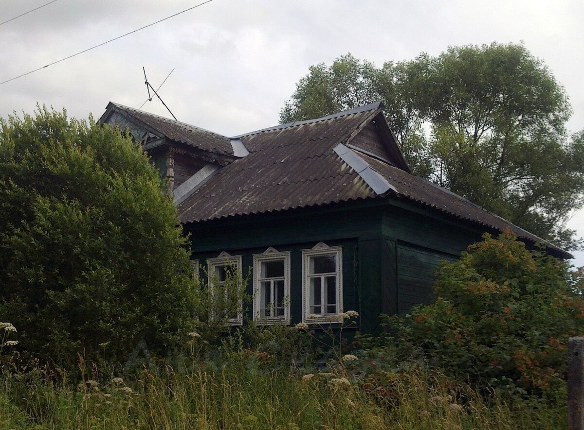 Один из домой сейчас он жилой, но на момент фото был пустой. 