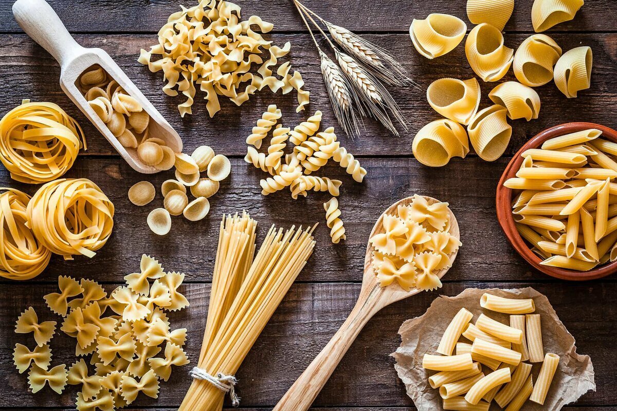 В итальянском языке  макаронные и часть других мучных изделий называются паста (итал. Pasta,  от позднелатинского лат. pasta — «тесто») 