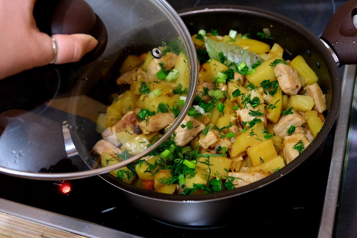 Жаркое, свинина с картошкой по домашнему. Тушение в жаровне с вкусной  корочкой и лучком. | Домашняя еда по простым рецептам | Дзен