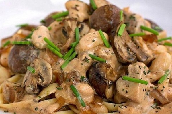 Быстрый рецепт свинины с грибами. То что надо на ужин или перекус! Рассмотрим нестандартный и очень вкусный способ тушения вырезки с грибами в замечательном соусе на основе пива и сметаны.