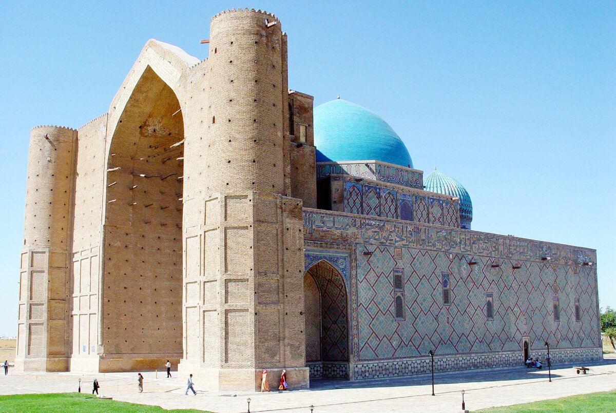 Вход в мавзолей.  Изображение использовано в качестве иллюстрации. Источник - Яндекс Картинки