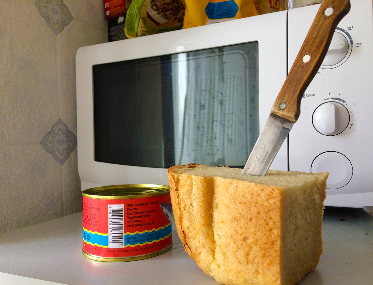 Консервы и хлеб