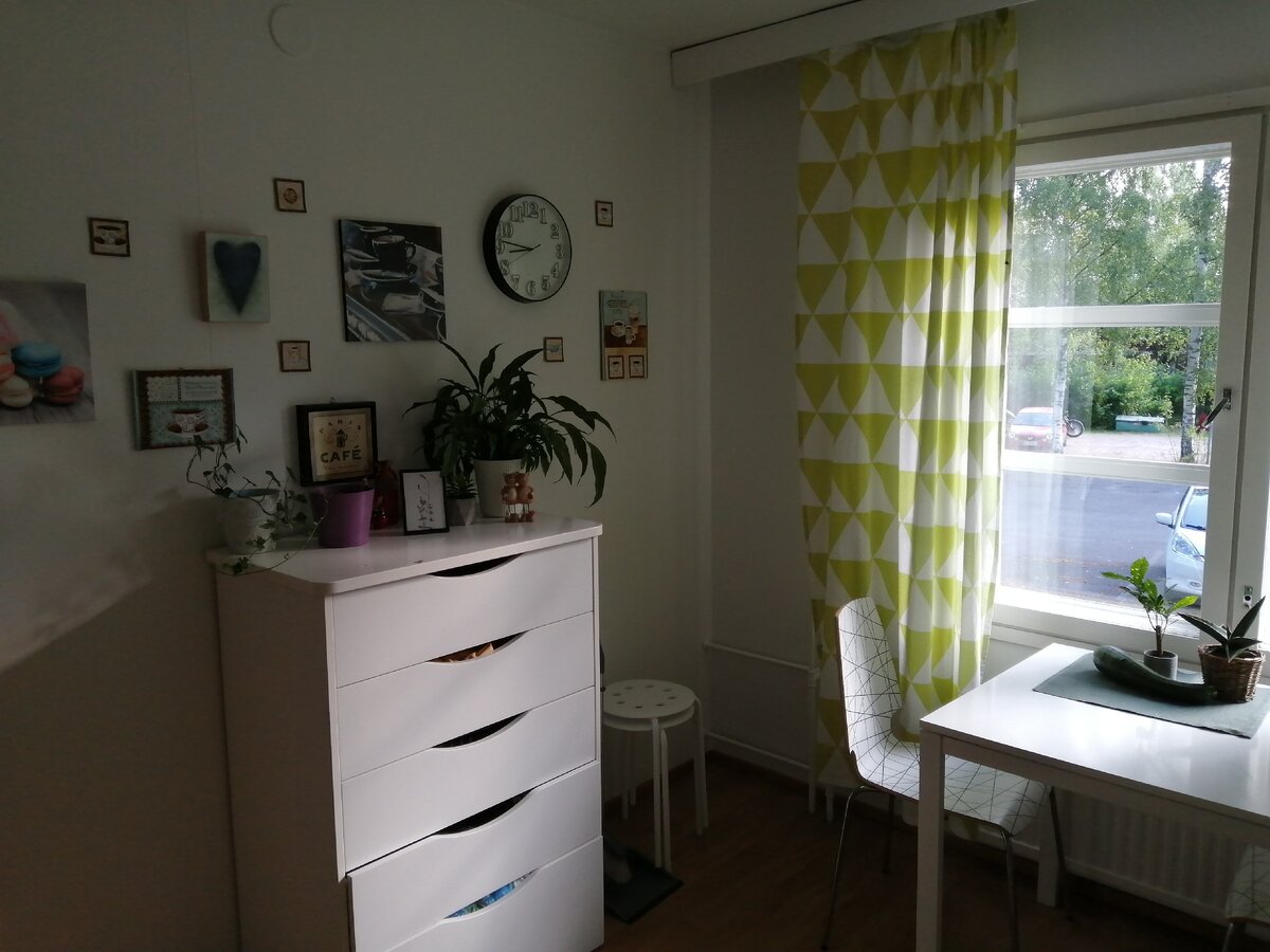 Кухня по утрам довольно солнечная. 