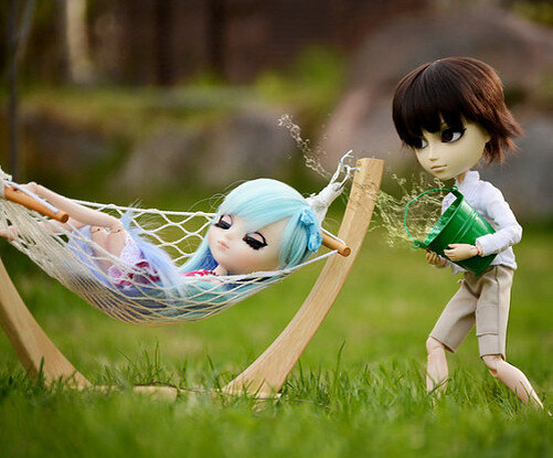 Кукла Таянг (справа) и кукла Пуллип (слева)