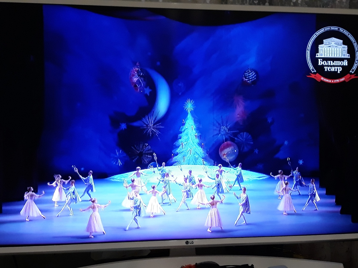 10 апреля я дома смотрела балет "Щелкунчик".