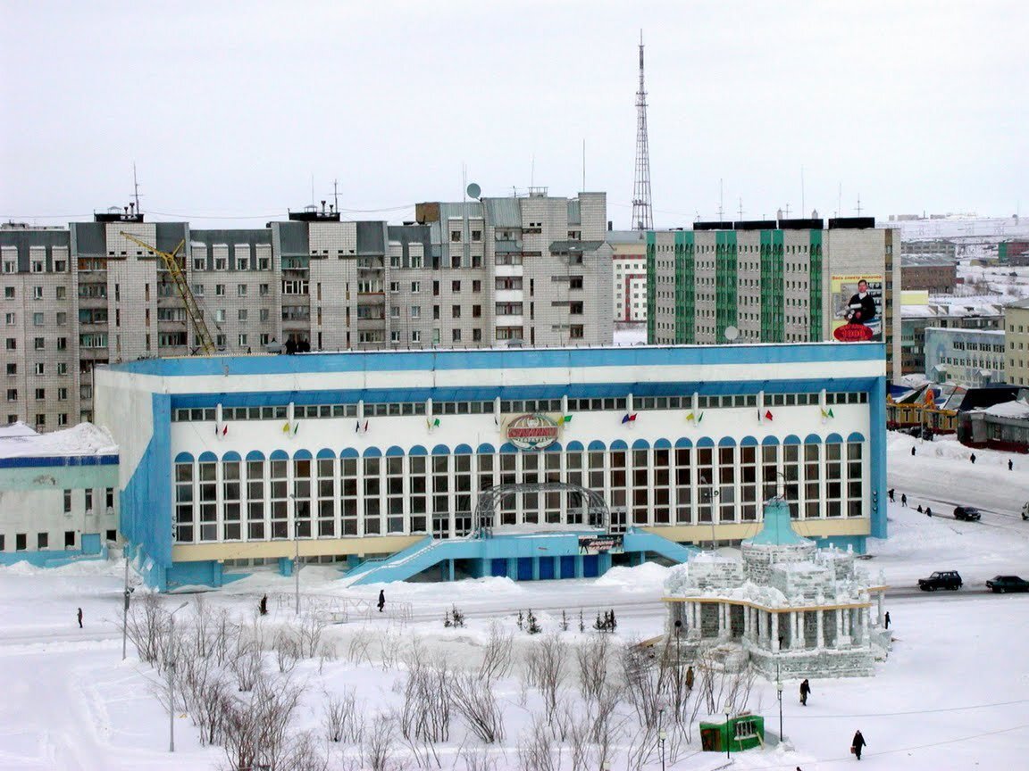 Якутск 8. Воркута центр города. Олимп город Воркута. Центральная площадь города Воркуты. Центральная площадь Воркута лето.