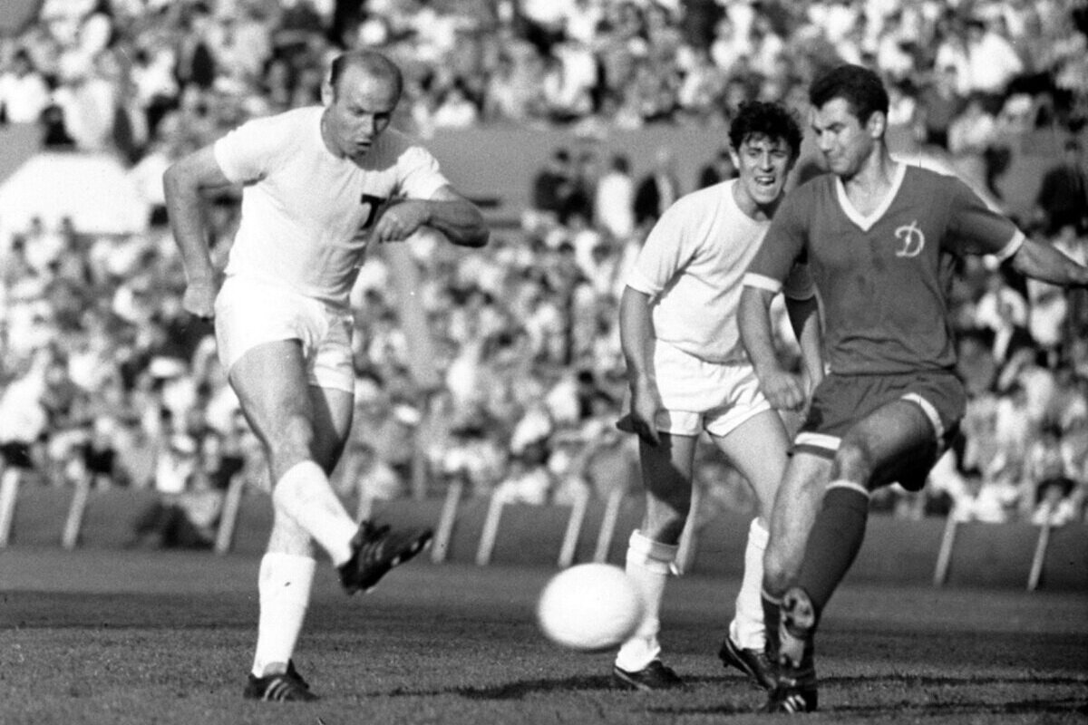 Играет Эдуард Стрельцов. Фото Игоря Уткина.