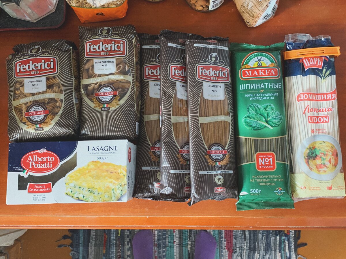 макароны в основном цз (не больше 50₽ за пачку), для разнообразия лапша (без яиц) и шпинатные макфа. томатные у них тоже вкусные:)