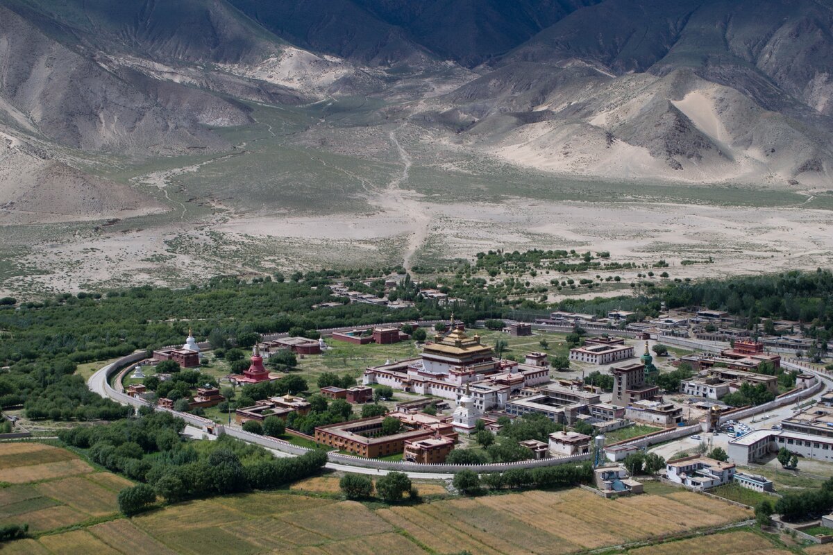 Панорама монастыря-мандалы, вид с соседней горы (кажется, она называется Хепо Ри)