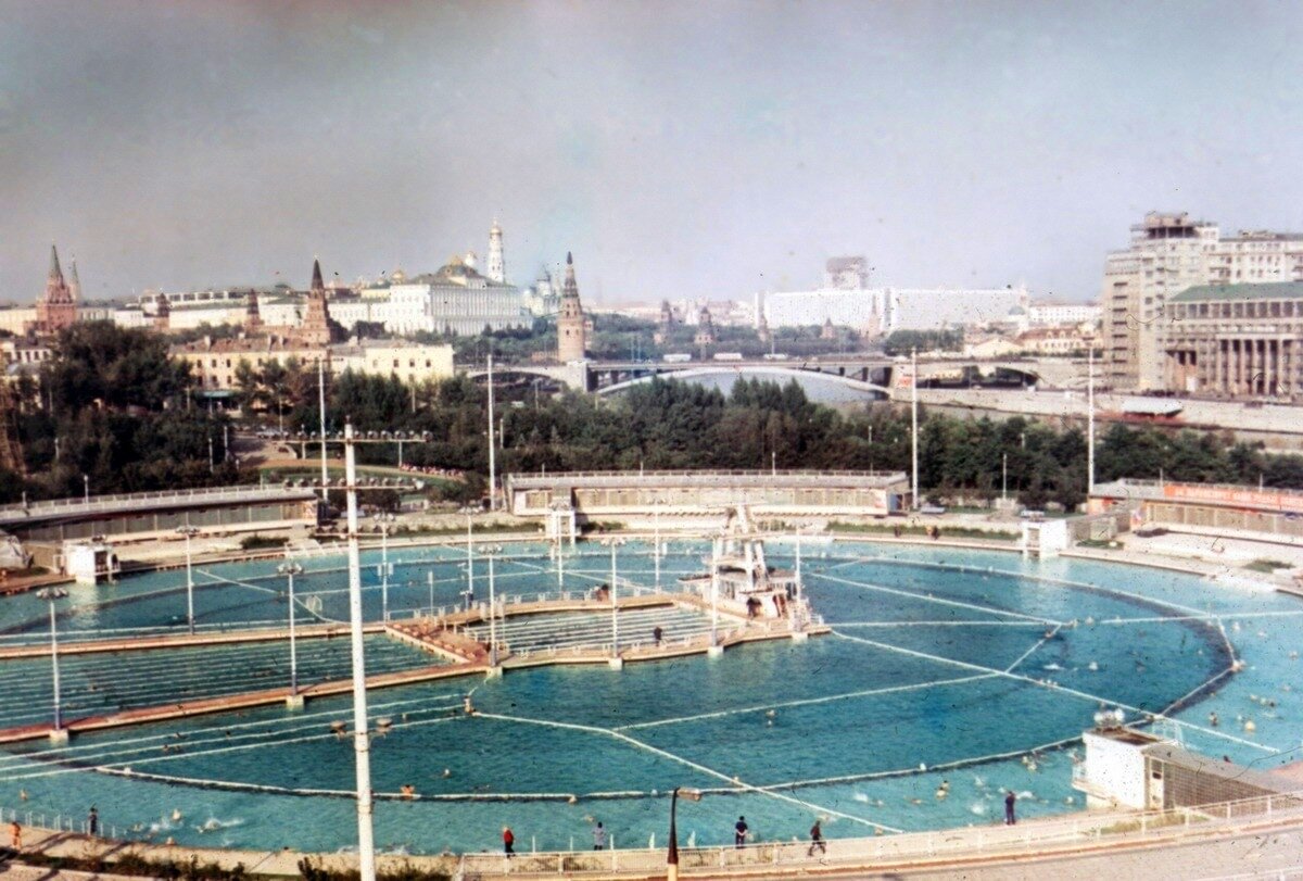 Воспоминания про бассейн Москва, на месте которого теперь стоит Храм Христа Спасителя.