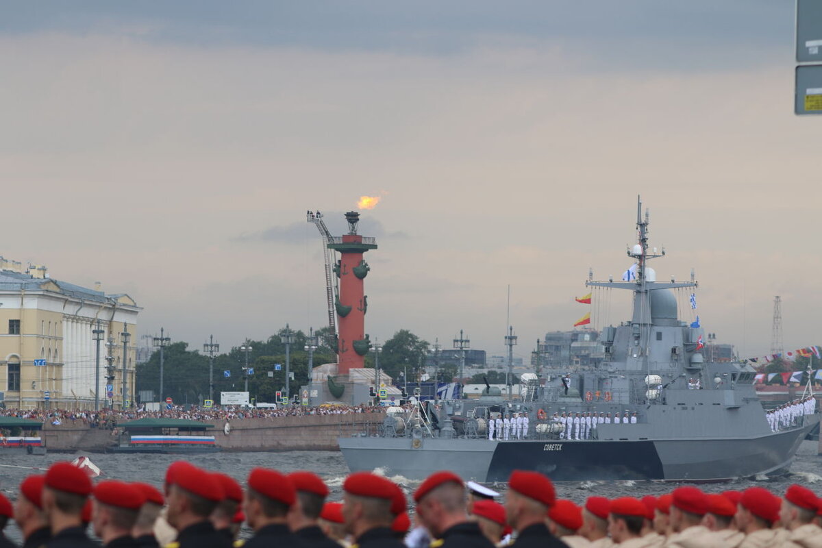 Красивый парад в Санкт-Петербурге и огонь на Ростральной колонне 